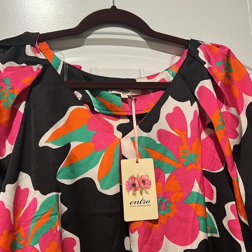 Gorgeous Entro floral blouse. NWT. Size XL. - Picture 8 of 10